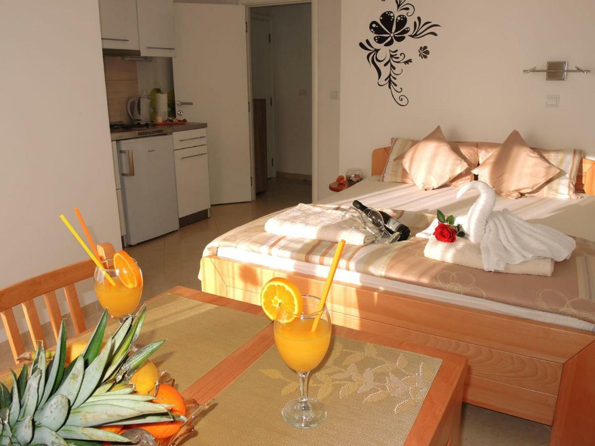Iva Apartmani Tribunj  Ngoại thất bức ảnh