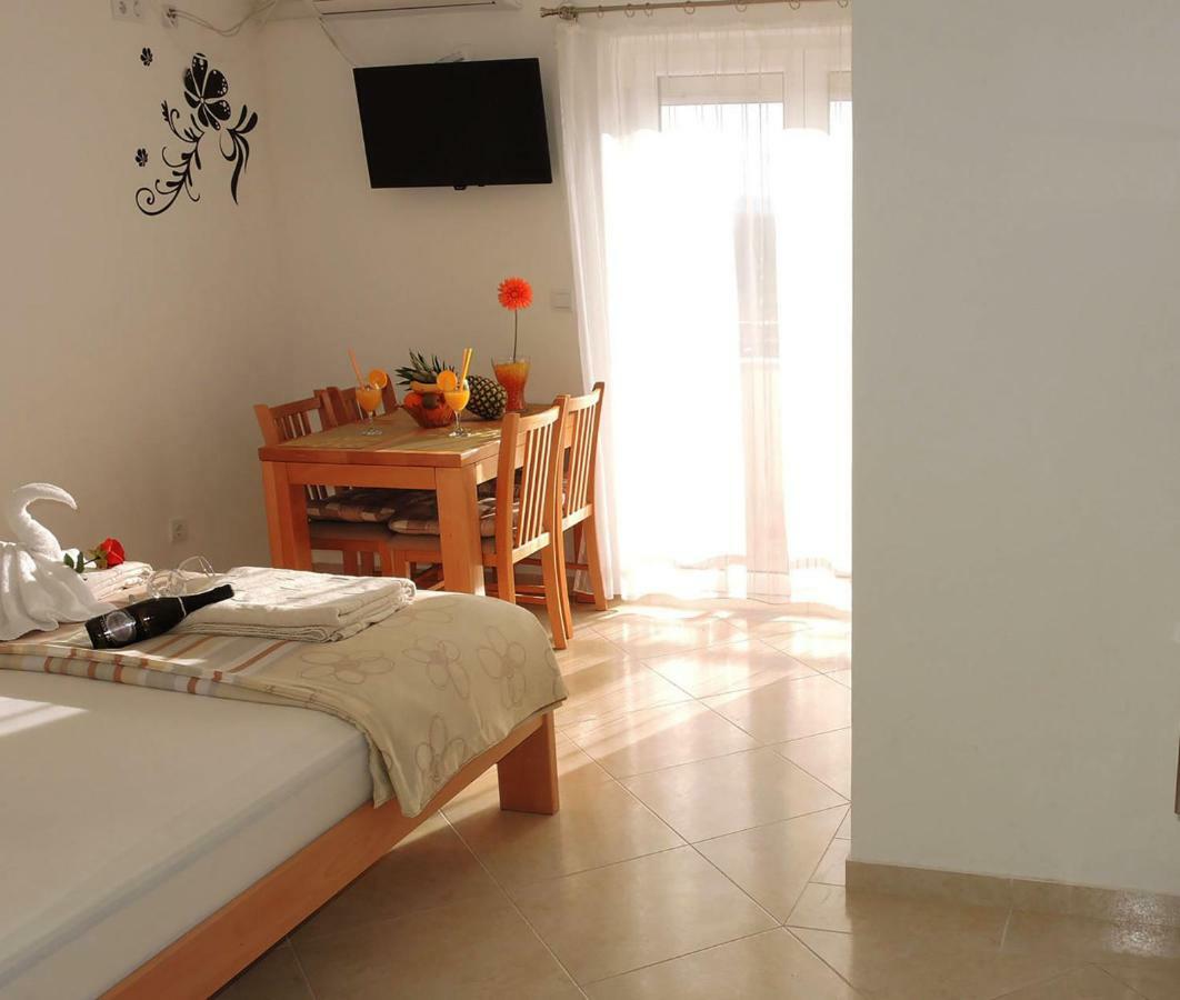 Iva Apartmani Tribunj  Ngoại thất bức ảnh